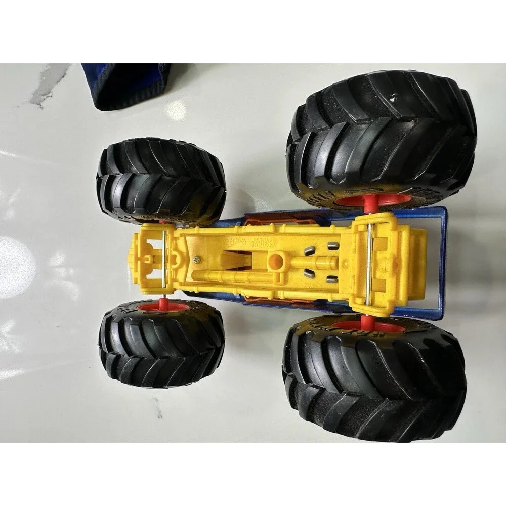 Hot Wheels 1:24 Skeleton Crew Monster Truck BIG Tires Independent Suspension!!